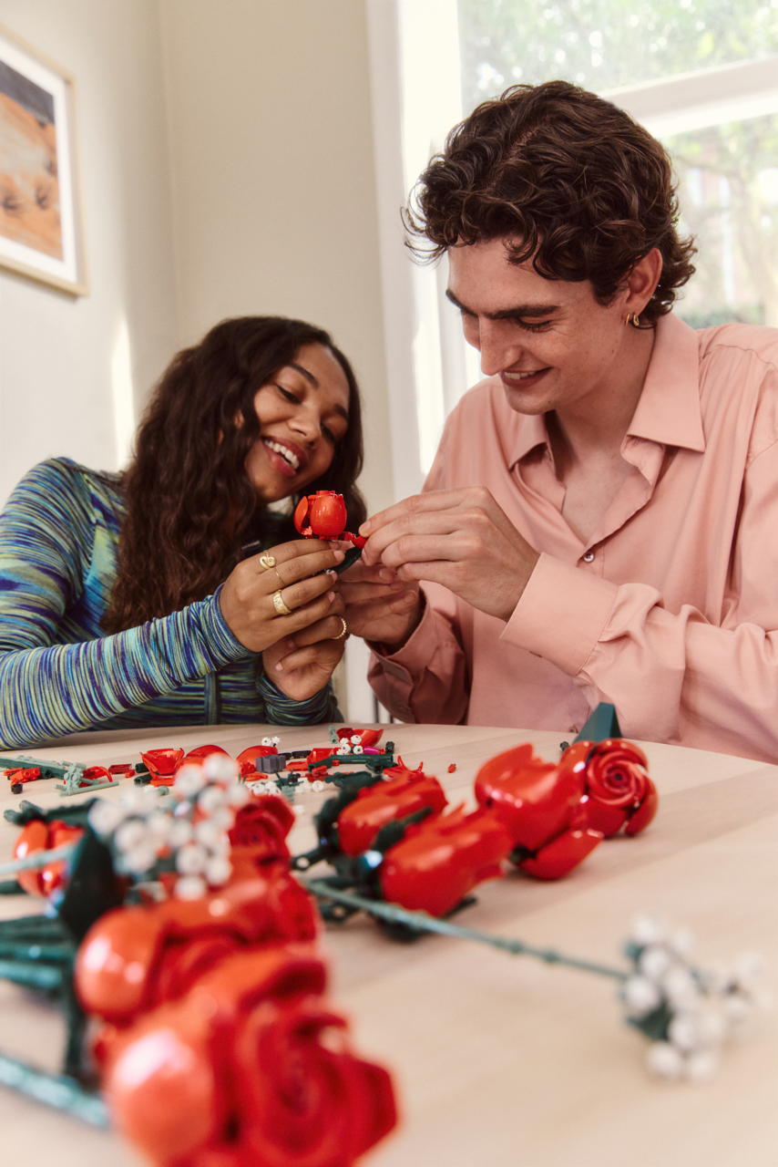 BOTANICALS 2025 270624 YOUNG COUPLE BUILDING 7159